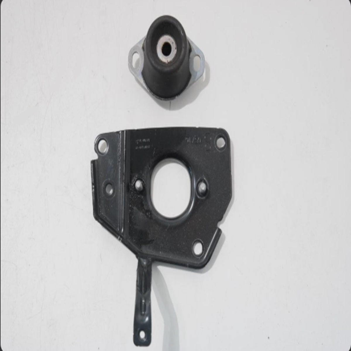 1813.K0 Berlingo Motor Bağlantı Sacı Sol PSA Orjinal